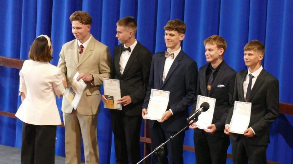 Świadectwa, nagrody i róże w I LO w Brodnicy