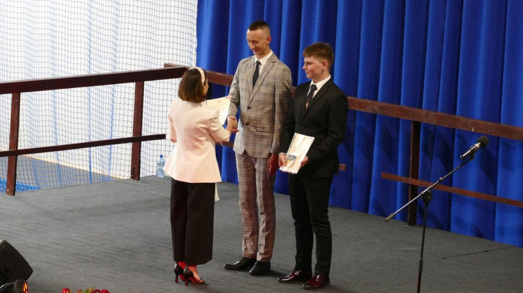 Świadectwa, nagrody i róże w I LO w Brodnicy