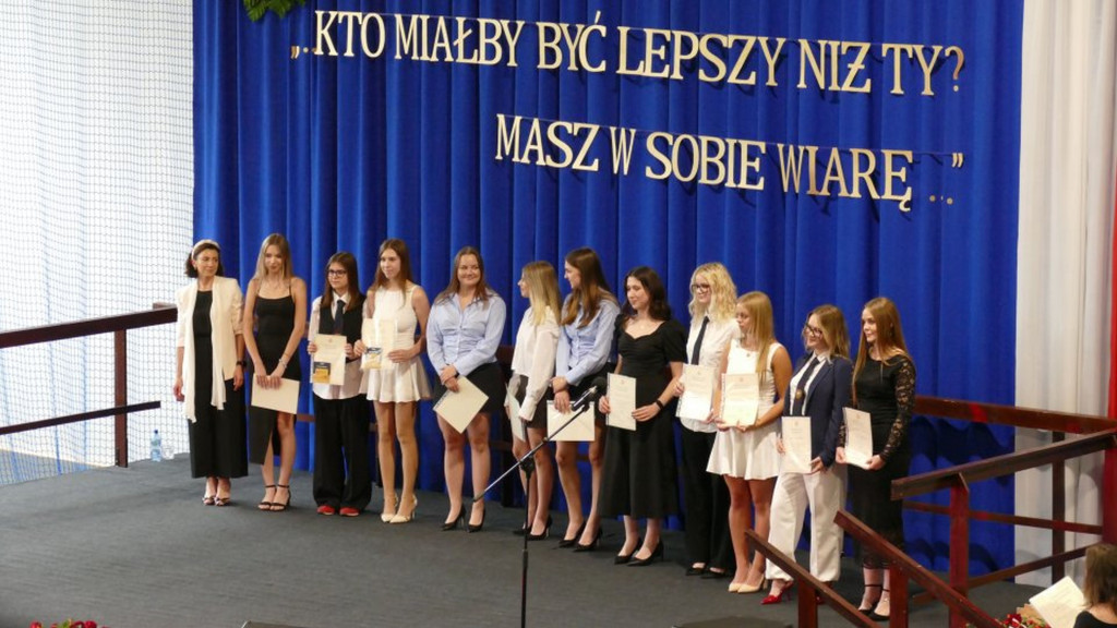 Świadectwa, nagrody i róże w I LO w Brodnicy