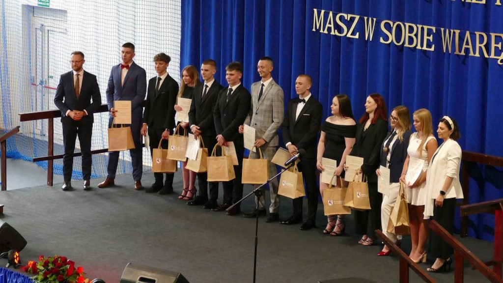Świadectwa, nagrody i róże w I LO w Brodnicy