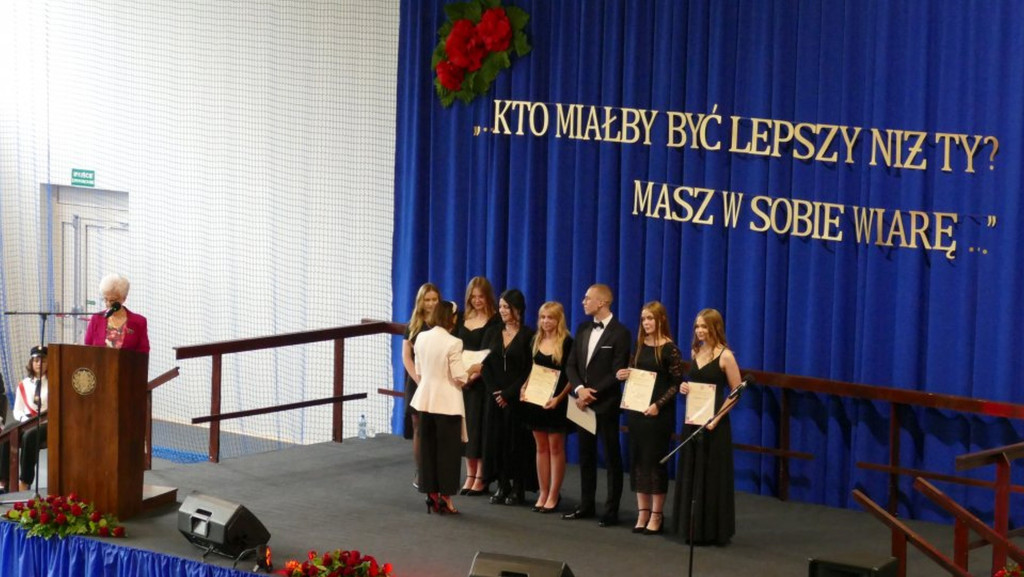 Świadectwa, nagrody i róże w I LO w Brodnicy