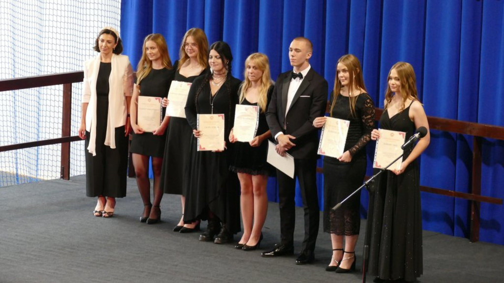 Świadectwa, nagrody i róże w I LO w Brodnicy