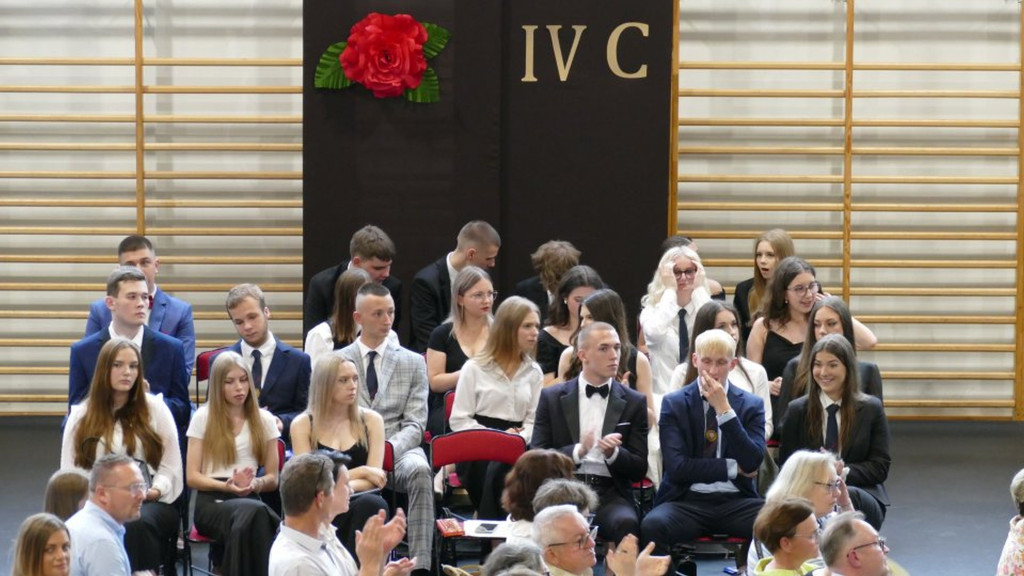 Świadectwa, nagrody i róże w I LO w Brodnicy