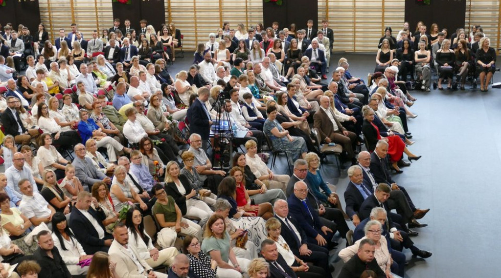 Świadectwa, nagrody i róże w I LO w Brodnicy