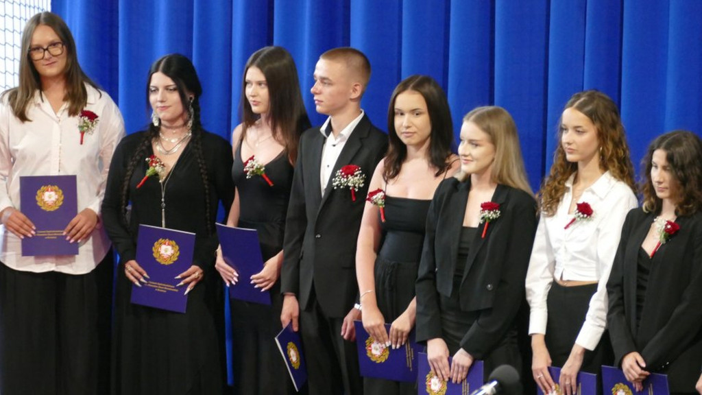 Świadectwa, nagrody i róże w I LO w Brodnicy