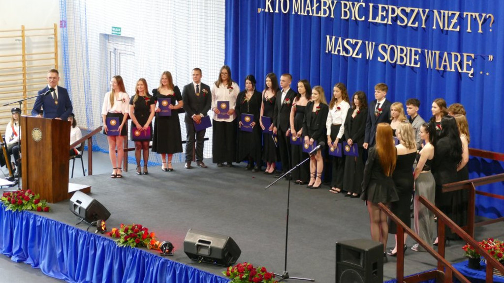 Świadectwa, nagrody i róże w I LO w Brodnicy