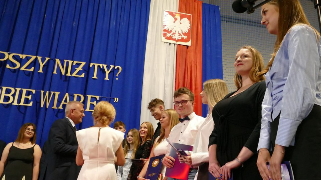 Świadectwa, nagrody i róże w I LO w Brodnicy