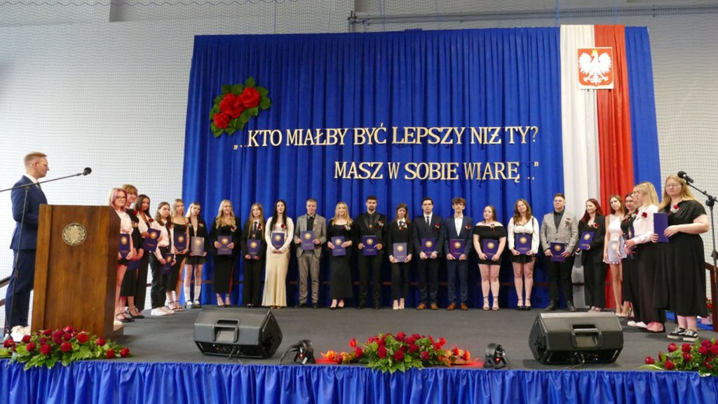 Świadectwa, nagrody i róże w I LO w Brodnicy