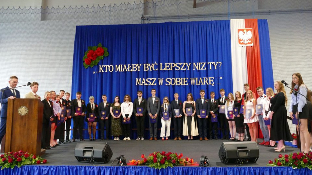 Świadectwa, nagrody i róże w I LO w Brodnicy
