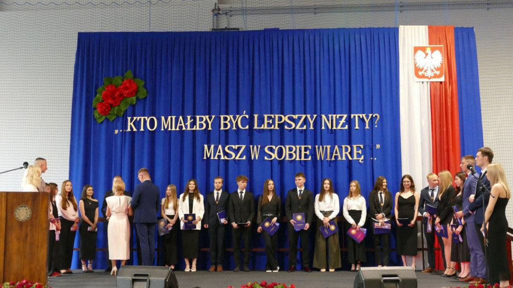 Świadectwa, nagrody i róże w I LO w Brodnicy