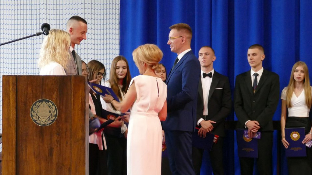 Świadectwa, nagrody i róże w I LO w Brodnicy
