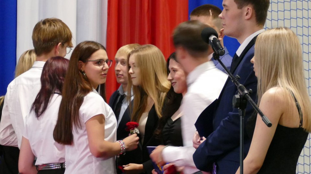 Świadectwa, nagrody i róże w I LO w Brodnicy