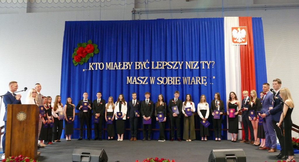 Świadectwa, nagrody i róże w I LO w Brodnicy