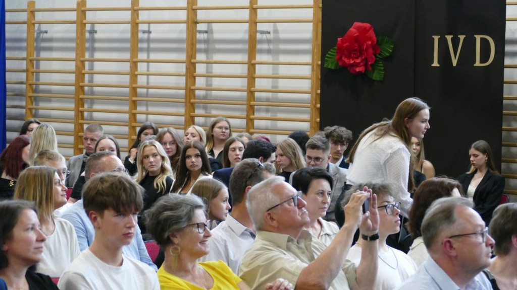 Świadectwa, nagrody i róże w I LO w Brodnicy