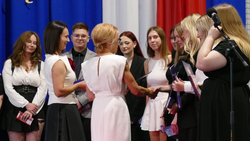 Świadectwa, nagrody i róże w I LO w Brodnicy