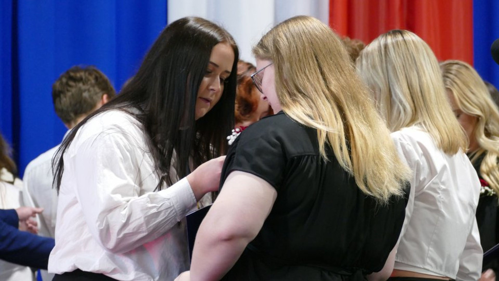 Świadectwa, nagrody i róże w I LO w Brodnicy