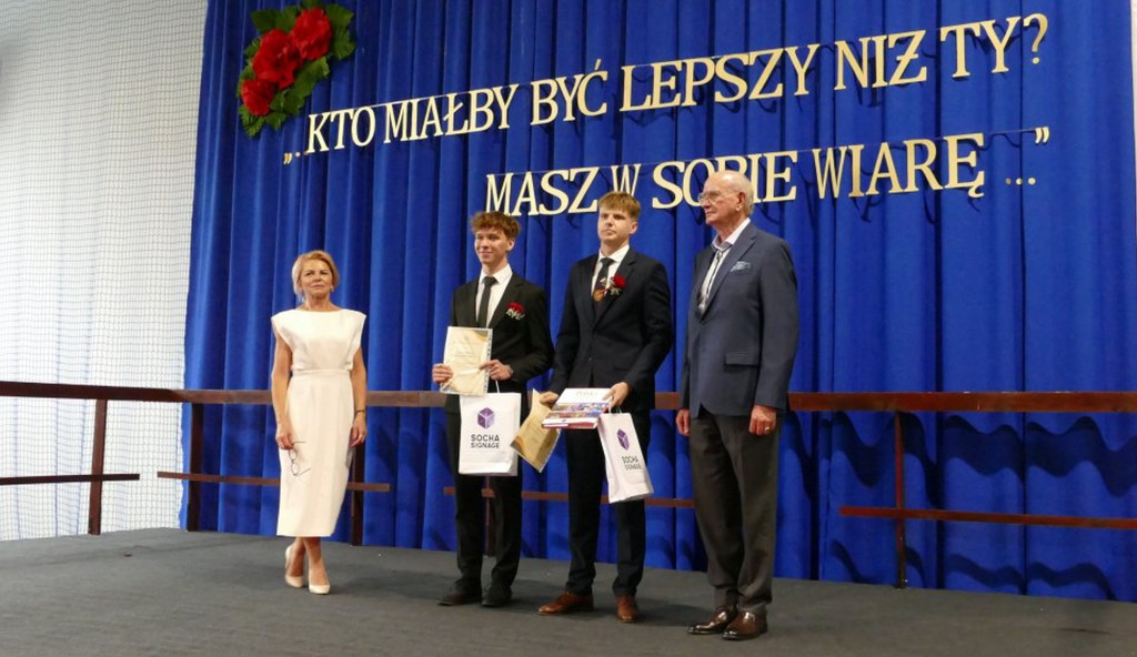 Świadectwa, nagrody i róże w I LO w Brodnicy