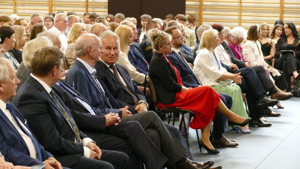 Świadectwa, nagrody i róże w I LO w Brodnicy
