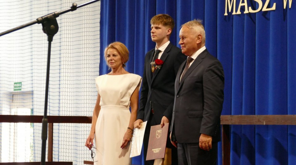 Świadectwa, nagrody i róże w I LO w Brodnicy