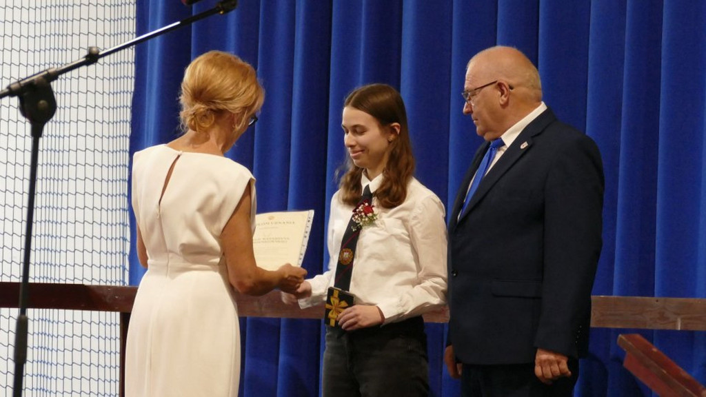 Świadectwa, nagrody i róże w I LO w Brodnicy