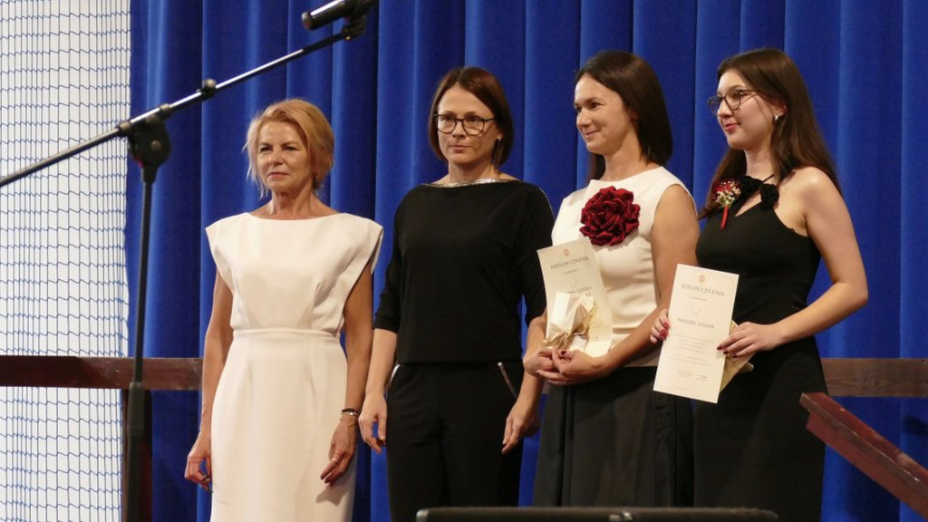 Świadectwa, nagrody i róże w I LO w Brodnicy