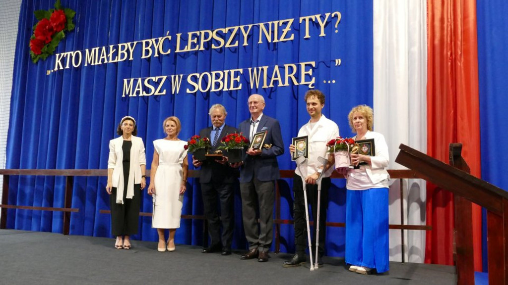 Świadectwa, nagrody i róże w I LO w Brodnicy
