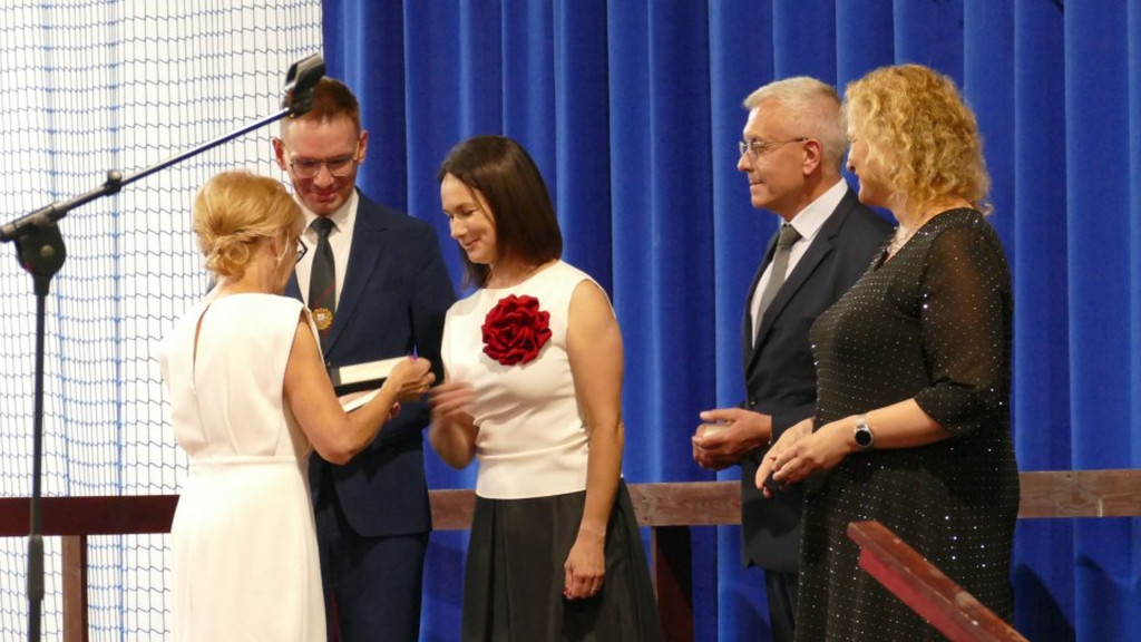 Świadectwa, nagrody i róże w I LO w Brodnicy
