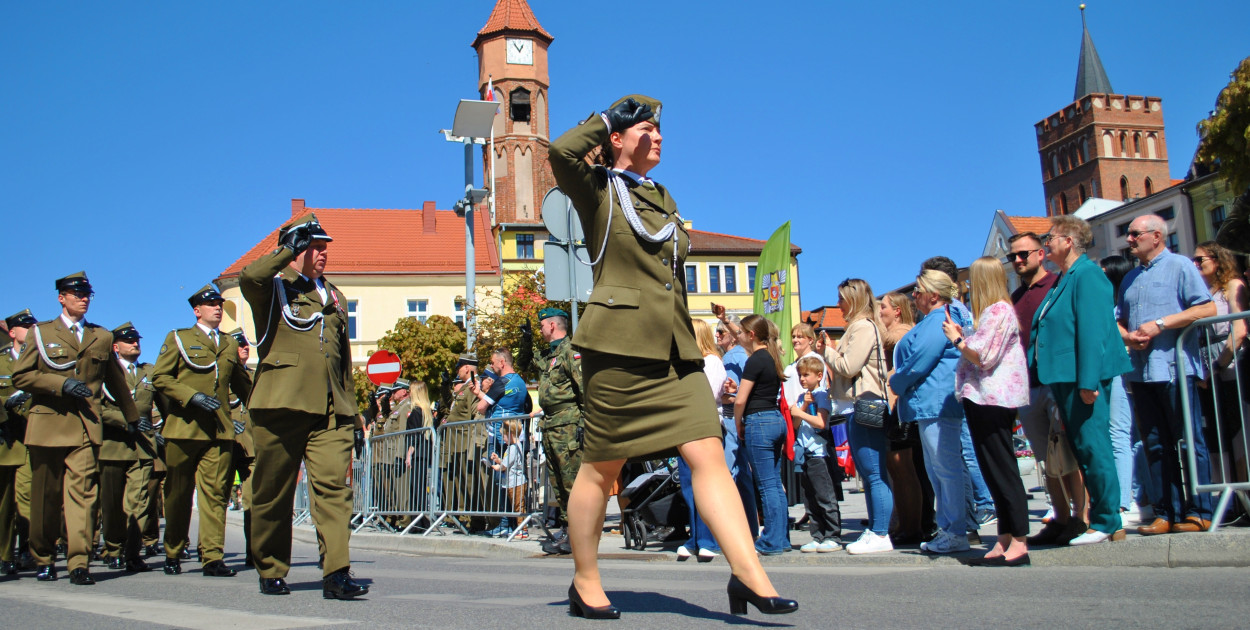 Defilada i żołnierskie wyróżnienia z okazji Dnia Flagi