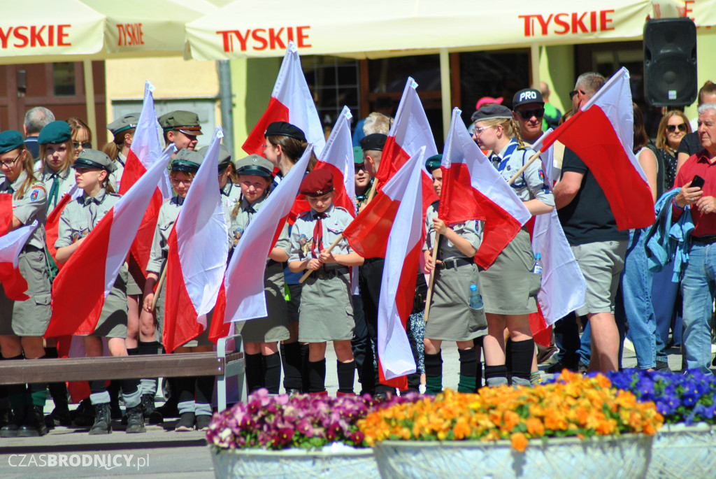 Defilada i żołnierskie wyróżnienia z okazji Dnia Flagi