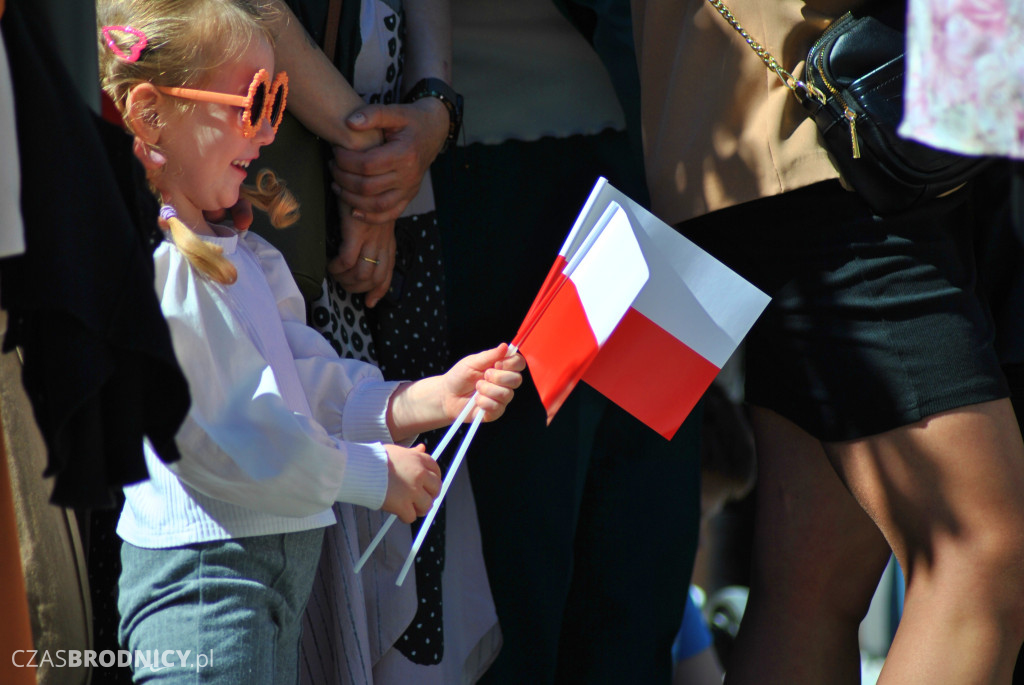 Defilada i żołnierskie wyróżnienia z okazji Dnia Flagi