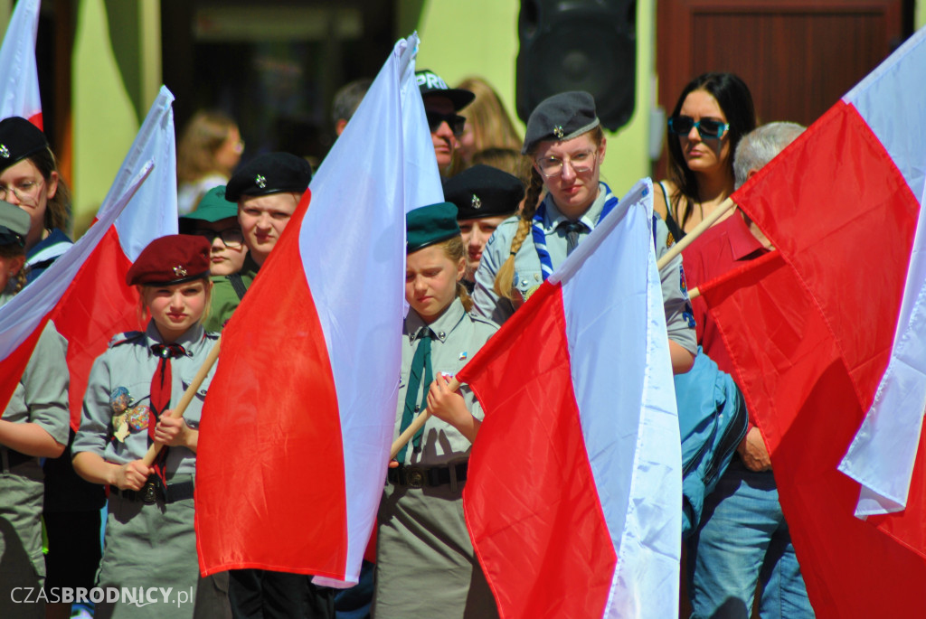 Defilada i żołnierskie wyróżnienia z okazji Dnia Flagi