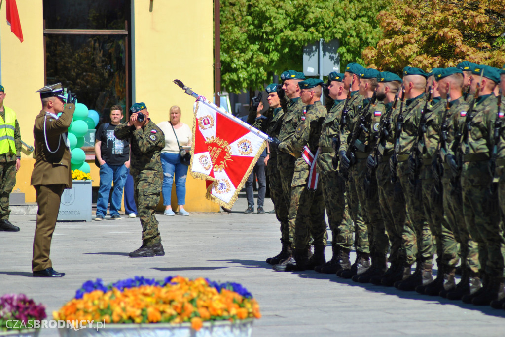 Defilada i żołnierskie wyróżnienia z okazji Dnia Flagi