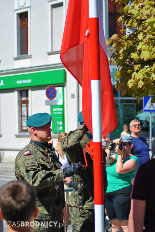 Defilada i żołnierskie wyróżnienia z okazji Dnia Flagi