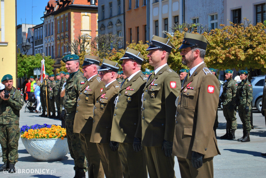 Defilada i żołnierskie wyróżnienia z okazji Dnia Flagi