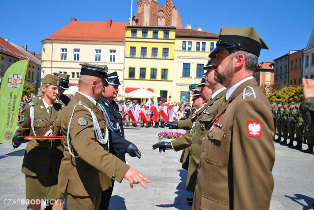 Defilada i żołnierskie wyróżnienia z okazji Dnia Flagi