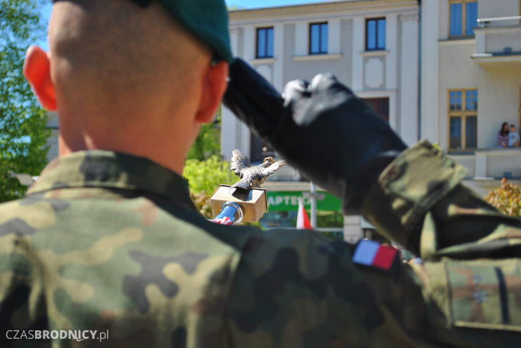 Defilada i żołnierskie wyróżnienia z okazji Dnia Flagi