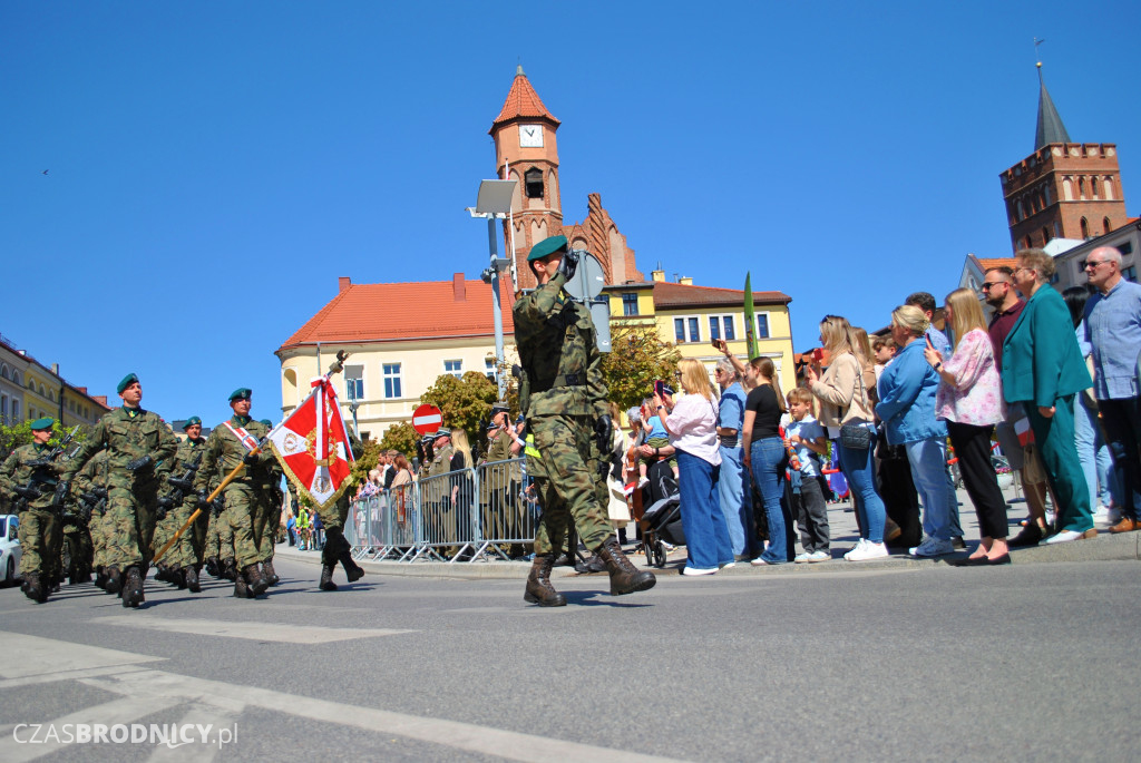 Defilada i żołnierskie wyróżnienia z okazji Dnia Flagi