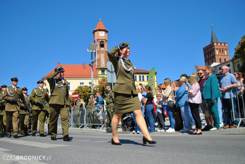 Defilada i żołnierskie wyróżnienia z okazji Dnia Flagi