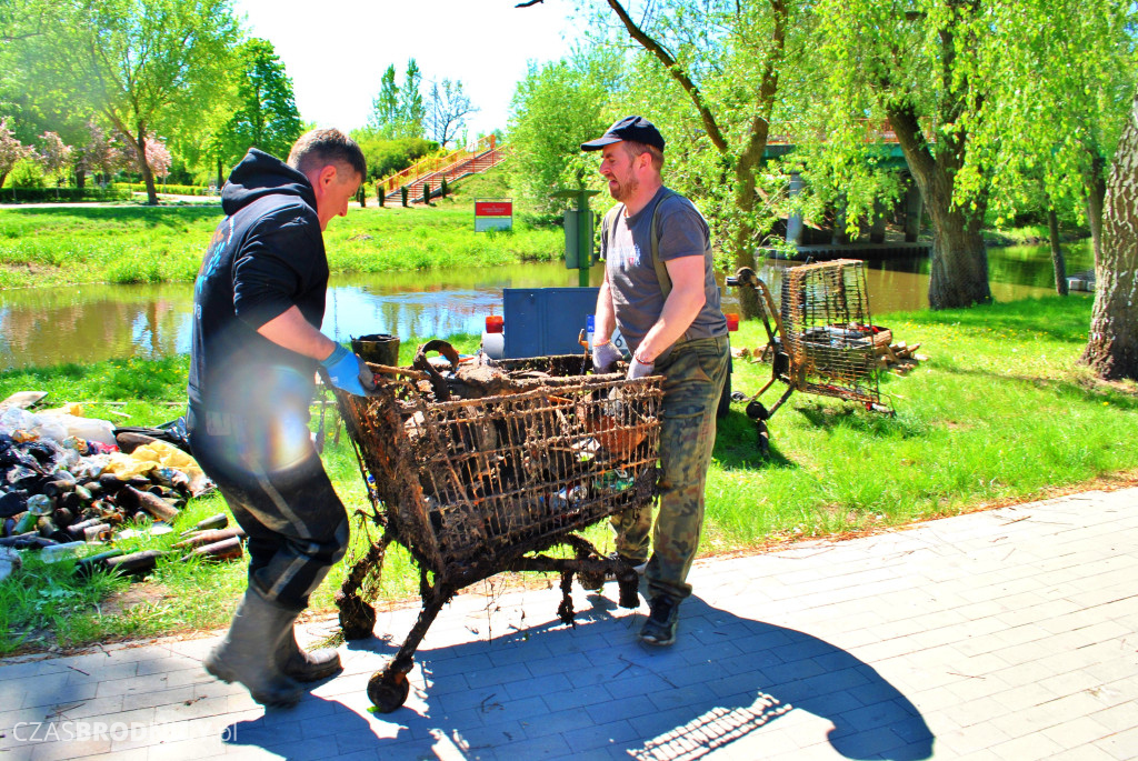 Co skrywają odmęty Drwęcy? Mnóstwo śmieci i skarby