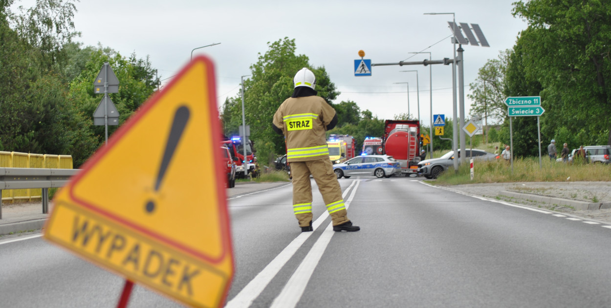 Kraksa z udziałem trzech pojazdów w Jajkowie