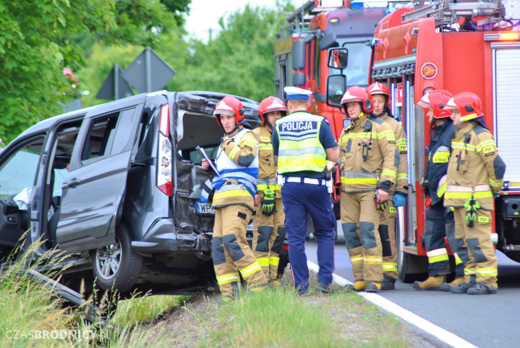 Kraksa z udziałem trzech pojazdów w Jajkowie