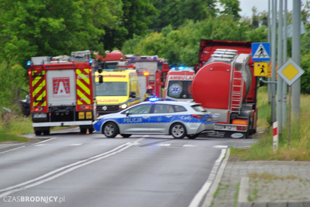 Kraksa z udziałem trzech pojazdów w Jajkowie