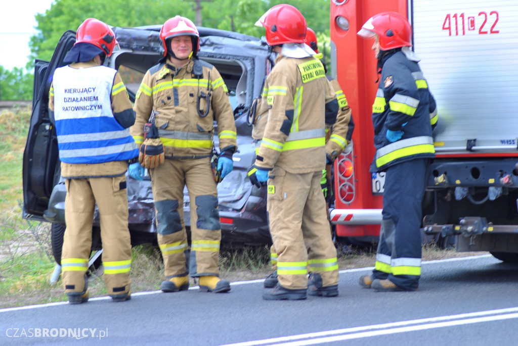 Kraksa z udziałem trzech pojazdów w Jajkowie