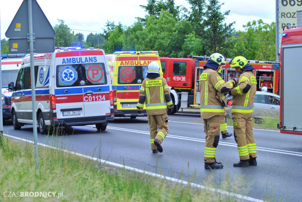 Kraksa z udziałem trzech pojazdów w Jajkowie