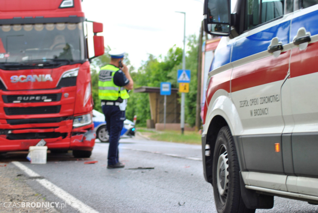 Kraksa z udziałem trzech pojazdów w Jajkowie