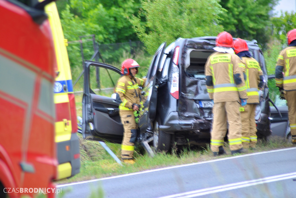 Kraksa z udziałem trzech pojazdów w Jajkowie