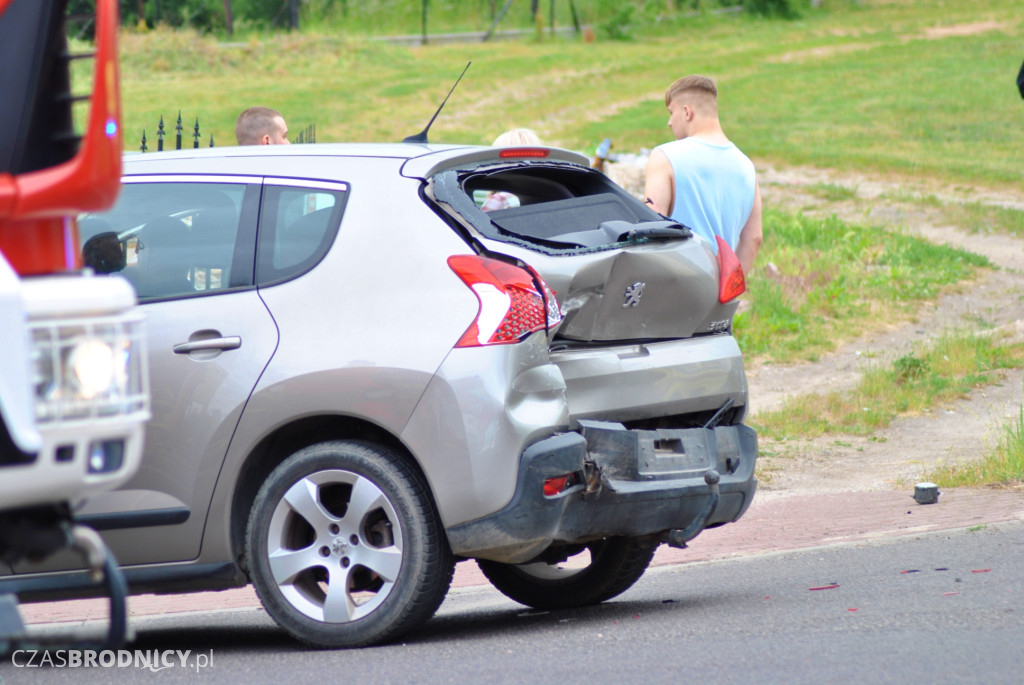Kraksa z udziałem trzech pojazdów w Jajkowie