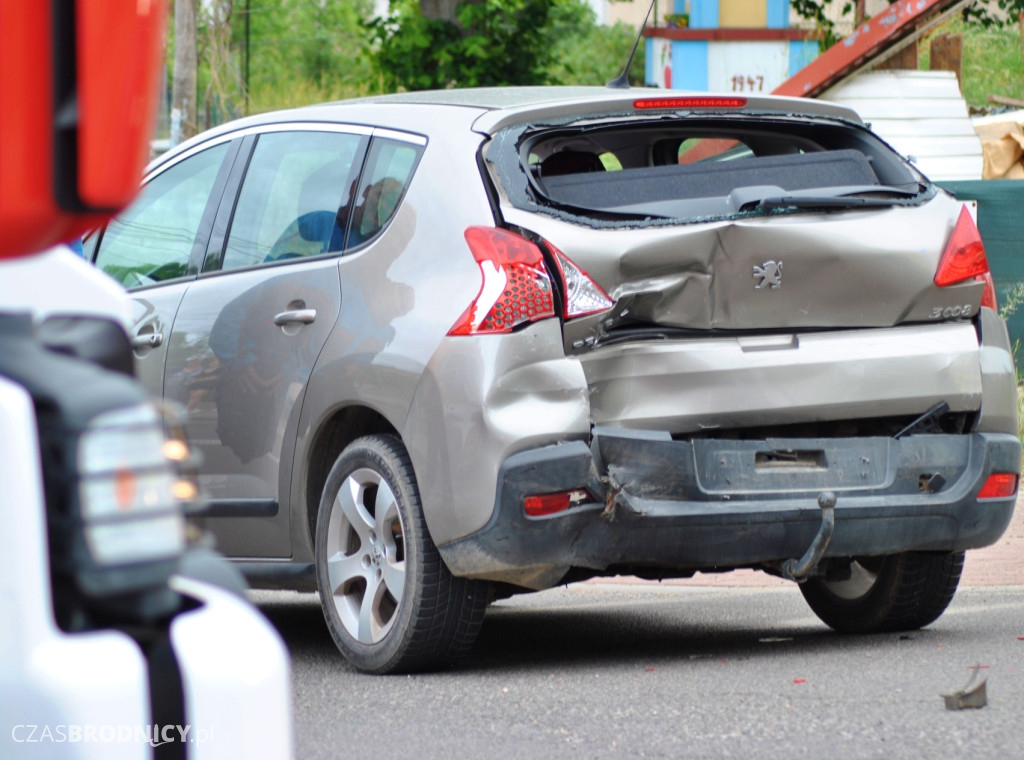 Kraksa z udziałem trzech pojazdów w Jajkowie