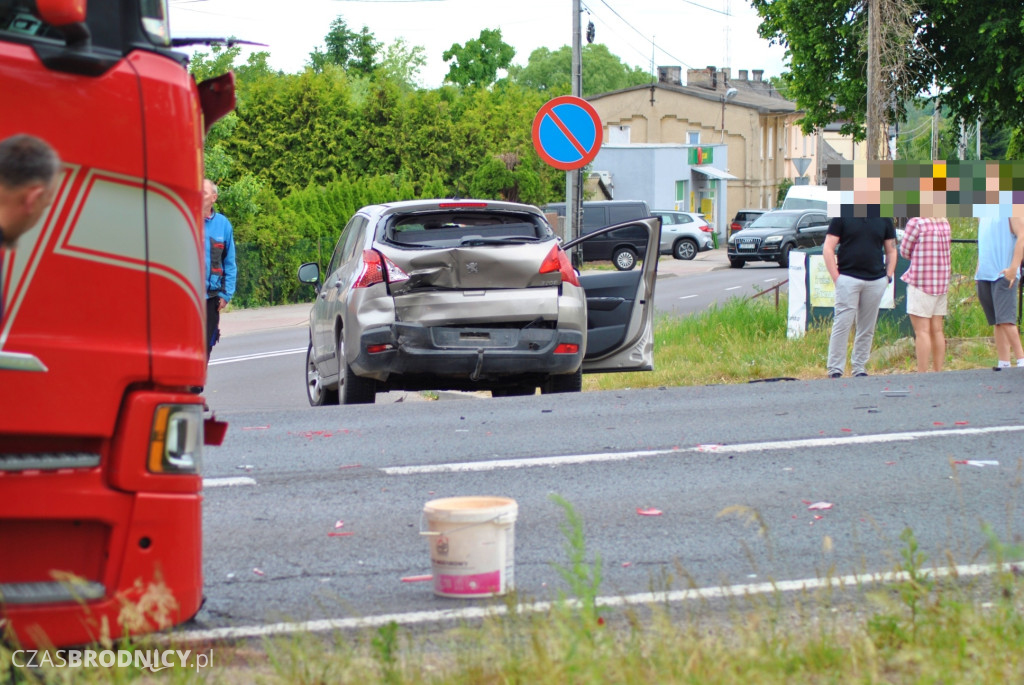 Kraksa z udziałem trzech pojazdów w Jajkowie