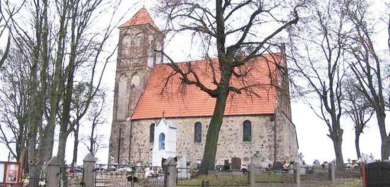 fot. ARCHIWUM: Dekretem biskupa Augustyna Rosentretera z 4 marca 1925 roku parafia Cielęta została reaktywowana jako tzw. kuracja. Po wojnie do parafii dojeżdżał proboszcz z Jastrzębia. Dopiero w 1957 roku na stałe zamieszkał tu proboszcz